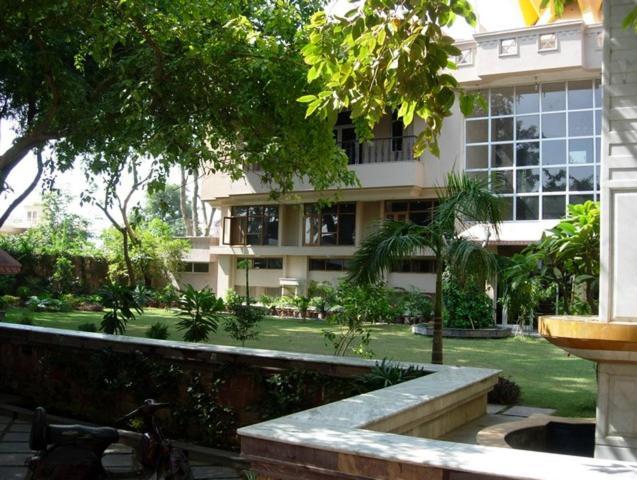 Ananda Krishna Van Vrindavan Bagian luar foto